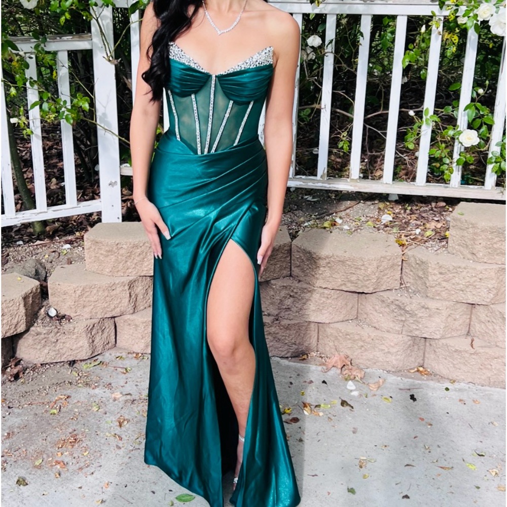 **SOLD** Beautiful Prom or formal event dress. Size 2 💚💕